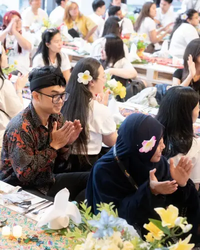 Guests applauding at a corporate dinner